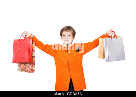 1 indian Kid boy Diwali Festival che mostra shopping bag Foto Stock