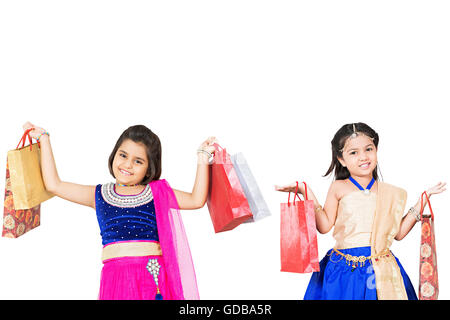 2 ndians Ragazzi Ragazze solo amici Diwali Festival che mostra shopping bag Foto Stock