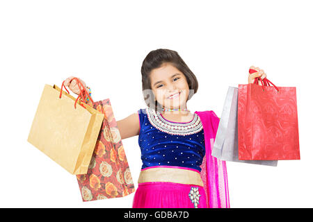 1 indian Kid girl Diwali Festival che mostra shopping bag Foto Stock