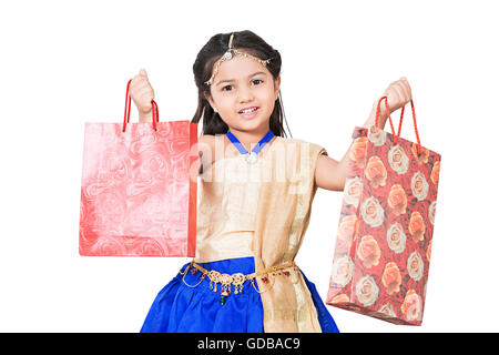 1 indian Kid girl Diwali Festival che mostra shopping bag Foto Stock