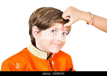 2 bambini indiani del fratello e sorella Raksha Bandhan Festival applicando Tika Foto Stock