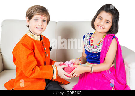 2 bambini indiani del fratello e sorella Raksha Bandhan Festival dando dono Foto Stock