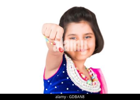 1 indian Kid girl Raksha Bandhan Festival applicando Tika mano mostra Foto Stock