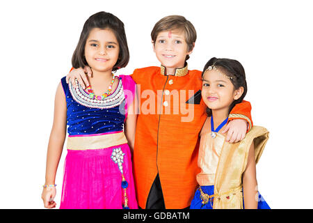 3 bambini indiani amici Diwali Festival braccio intorno a piedi Foto Stock