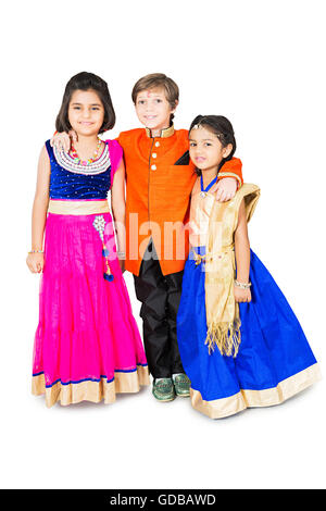 3 bambini indiani amici Diwali Festival braccio intorno a piedi Foto Stock