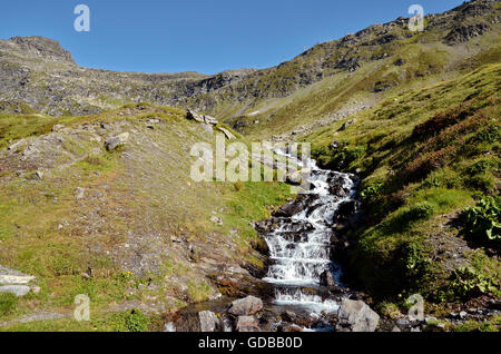 Stream nelle Alpi francesi nei pressi di Col du Petit-Saint-Bernard (Piccolo San Bernardo), Regione Rhône-Alpes in Francia Foto Stock