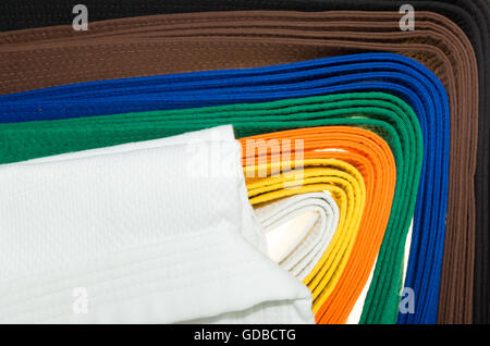 Nastri colorati in arti marziali e una parte del judo, uniforme per un quasi astratto sfondo Foto Stock