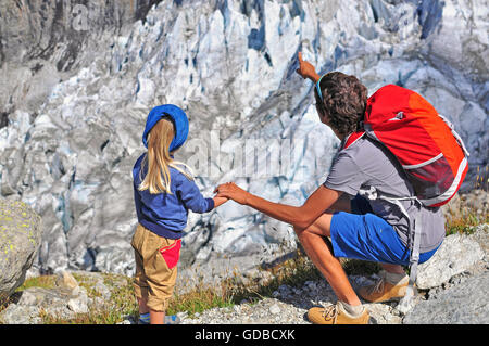 L'uomo sottolineando il ghiacciaio al bambino Foto Stock