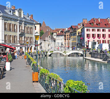 ANNECY, FRANCIA - 22 agosto 2015: vista della strada nel centro della città di Annecy il 22 agosto 2015. Foto Stock