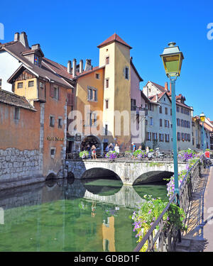 ANNECY, FRANCIA - 22 agosto 2015: vista della strada nel centro della città di Annecy il 22 agosto 2015. Foto Stock