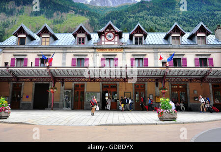 CHAMONIX, Francia - 31 luglio: la facciata della stazione ferroviaria di Chamonix sulla luglio 31, 2015. Chamonix è una famosa località sciistica Foto Stock