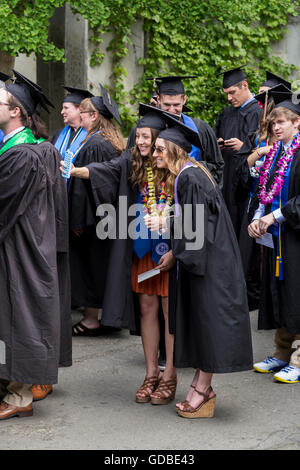 Gli studenti universitari che frequentano la cerimonia di laurea di Sonoma State University di Rohnert Park a Sonoma County in California negli Stati Uniti Foto Stock