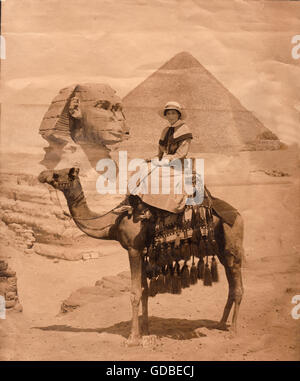 Sepia Vintage Lady su un cammello in Egitto con la piramide e grande Sphynx victorian Foto Stock