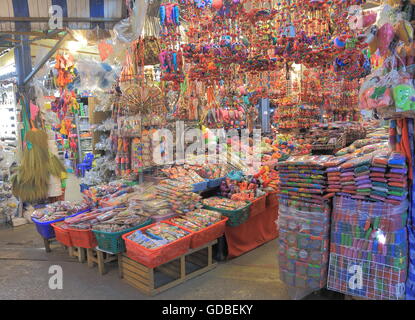 Colorata shop al mercato del weekend a Bangkok in Tailandia. Foto Stock