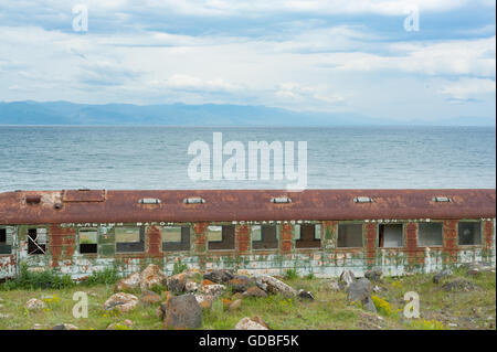 Vecchio treno abbandonati carro sulla riva del lago Sevan, Armenia. Foto Stock