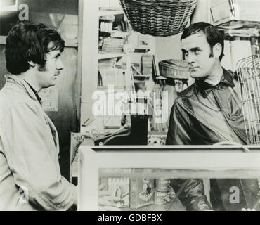 FILM E ora qualcosa di completamente diverso (1971, Ian MacNaughton) il pappagallo morto: Michael Palin, John Cleese Foto Stock
