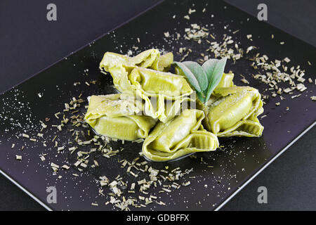 Tortelloni ripieni di ricotta e spinaci guarnire con salsa di pomodoro, ricotta e menta Foto Stock