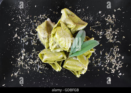 Tortelloni ripieni di ricotta e spinaci guarnire con salsa di pomodoro, ricotta e menta Foto Stock