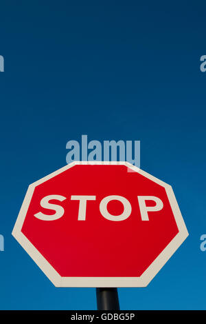 Stop rosso con un cielo blu Foto Stock