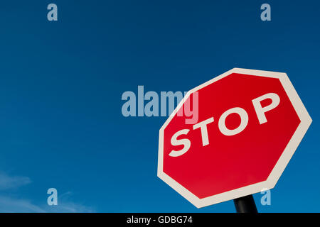 Stop rosso con un cielo blu Foto Stock