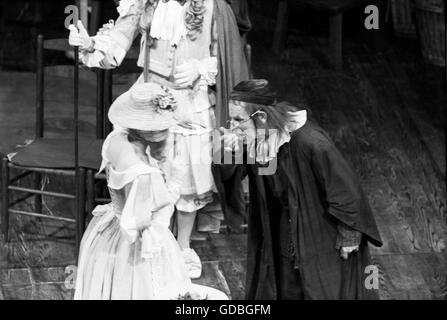 Hume Cronyn sul palco in una performance del miser al Guthrie Theater in 1963. Il gioco è stato diretto da Douglas Campbell Foto Stock