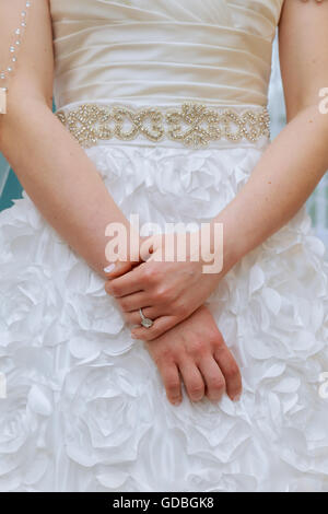 Anello di fidanzamento sulla sposa del dito la sposa con le mani in mano e anello di fidanzamento Foto Stock