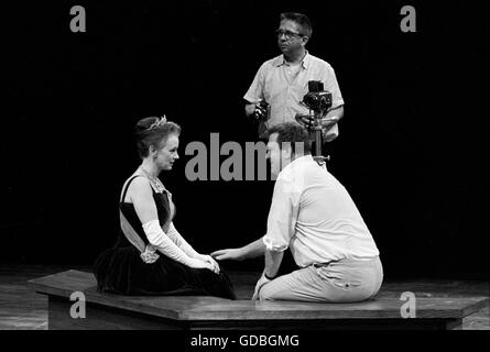 Director Douglas Campbell con Jessica Tandy a Guthrie Theater in 1963. Campbell è dirigere un fotografo che scatta immagini fisse pubblicitarie di Tandy per la frazione di gioco. Foto Stock