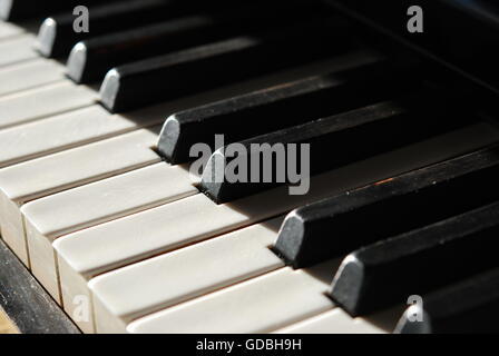 Vecchi tasti di pianoforte in macro Foto Stock