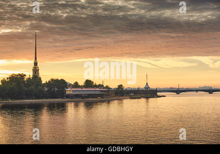 La Russia, San Pietroburgo, 29 Giugno 2016: La Fortezza di Pietro e Paolo a sunrise, guglia con angelo in cielo arancione, riflessioni Foto Stock