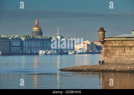 La Russia, San Pietroburgo, 29 Giugno 2016: La Fortezza di Pietro e Paolo a sunrise, Isaacs Cattedrale, Palazzo d'inverno, Hermitage Foto Stock