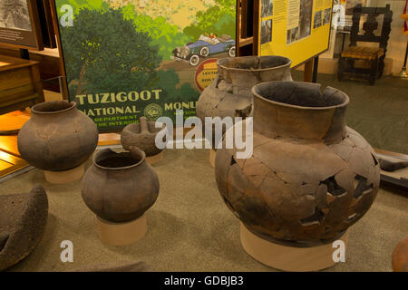 Centro visitatori display pot, Tuzigoot monumento nazionale, Arizona Foto Stock