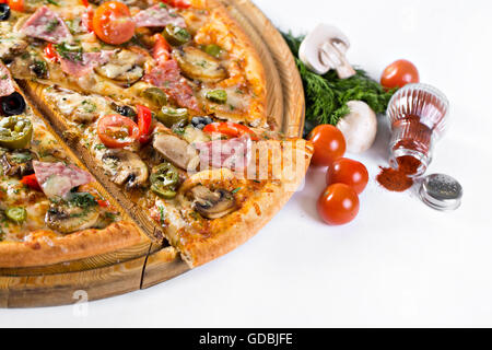 Una deliziosa pizza italiana servita su un tavolo di legno. Foto Stock