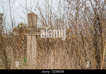 Un solitario vecchia Croce di legno nella macchia secca. Foto Stock