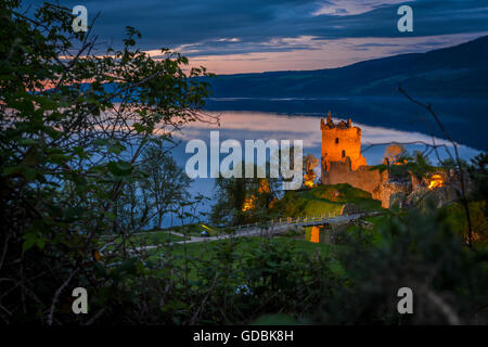 Castello Urquhart al crepuscolo. Il castello si siede accanto a Loch Ness, vicino a Inverness e Drumnadrochit, nelle Highlands della Scozia. Foto Stock