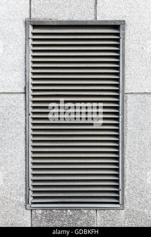 Metallo griglia di ventilazione in grigio industriale da parete, close up texture foto Foto Stock