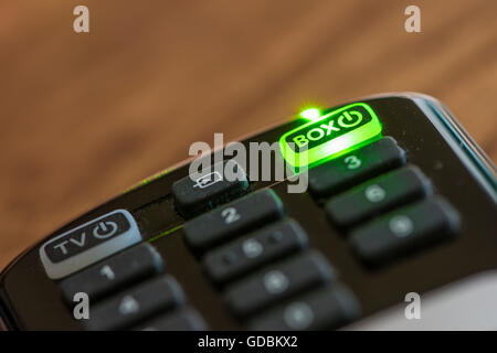 Close-up di un TV / Set top box di comando remoto Foto Stock