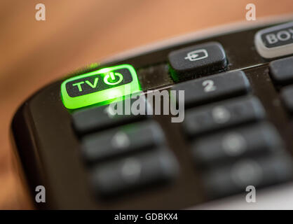 Close-up di un TV / Set top box di comando remoto Foto Stock