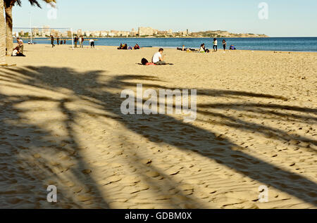 Vista dal fronte spiaggia PROMENADE O LA PASSERELLA IN ALICANTE spiaggia di Postiguet Foto Stock