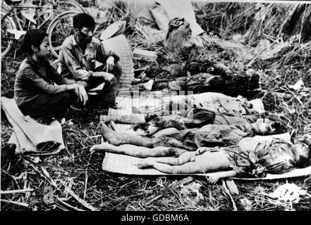 Guerra del Vietnam 1955 - 1975, guerra aerea, operazione Freedom Train, 6.4. - 8.5. 1972, vittime di un attacco di bombardamento americano contro Hai Phong, Vietnam del Nord, 16.4.1972, bambini, bambini, bambini, bambini, civili, civili, vittime di guerra, vittime di guerra, morti, uccidere, uccidere, persone, famiglia, famiglie, attacco aereo, forze aeree americane, Haiphong, Viet Nam, Vietnam, guerra, 20 ° secolo, anni settanta, attacco bomba, raid aereo, bombardamento, bombardamento, Attacchi di bomba, incursioni aeree, bombardamenti, storici, storici, diritti aggiuntivi-clearences-non disponibili Foto Stock