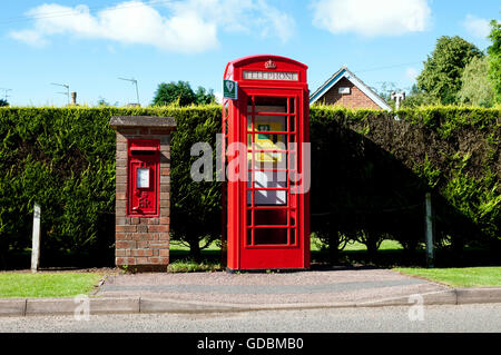 Defibrillatore casella telefono e casella postale, Ragdale village, Leicestershire, England, Regno Unito Foto Stock