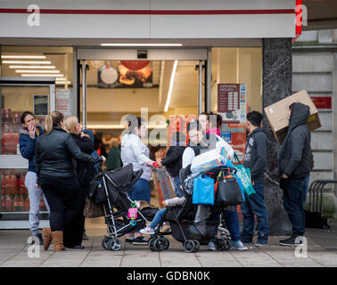 Gli amanti dello shopping il giorno prima di 'Venerdì Nero" in Gloucester's King Square REGNO UNITO Foto Stock