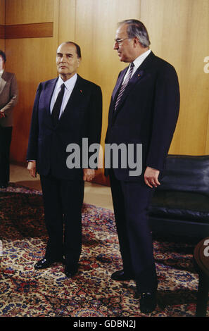 Kohl, Helmut, * 3.4.1930, politico tedesco (CDU), cancelliere federale 4.10.1982-26.10.1998, con il presidente francese Francois Mitterand, 1980s, Foto Stock