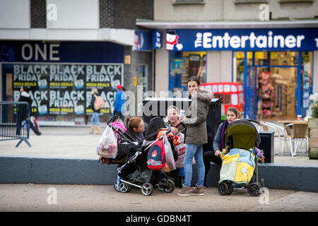 Gli amanti dello shopping il giorno prima di 'Venerdì Nero" in Gloucester's King Square REGNO UNITO Foto Stock