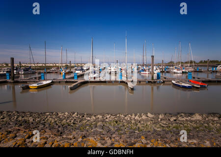 Barche a vela nel porto di Bensersiel, Frisia orientale, Bassa Sassonia, Germania Foto Stock