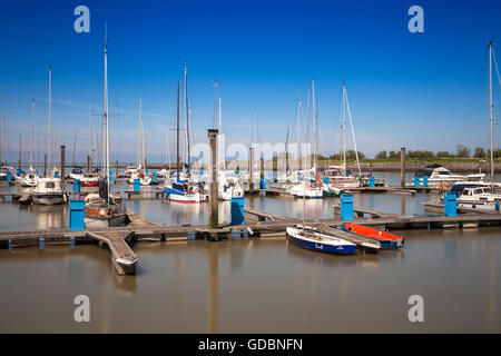 Barche a vela nel porto di Bensersiel, Frisia orientale, Bassa Sassonia, Germania Foto Stock