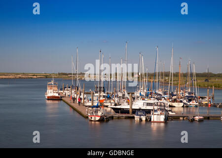 Barche a vela nel porto, Greetsiel, Leybucht, Krummhoern, Frisia orientale, Bassa Sassonia, Germania, Europa Foto Stock