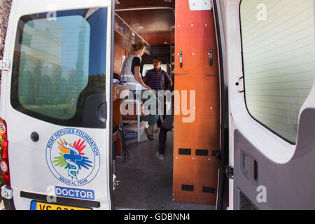 La clinica mobile per i rifugiati siriano, gestito da barca fondazione dei rifugiati a Lesbo, Grecia Foto Stock