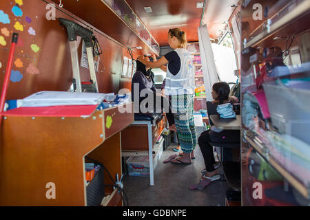 La clinica mobile per i rifugiati siriano, gestito da barca fondazione dei rifugiati a Lesbo, Grecia Foto Stock