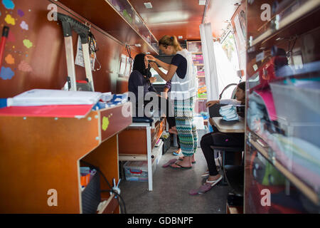 La clinica mobile per i rifugiati siriano, gestito da barca fondazione dei rifugiati a Lesbo, Grecia Foto Stock