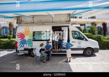 La clinica mobile per i rifugiati siriano, gestito da barca fondazione dei rifugiati a Lesbo, Grecia Foto Stock